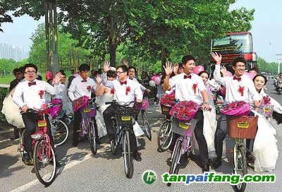 鄭州16對(duì)才子佳人騎自行車(chē)舉辦“低碳婚禮”