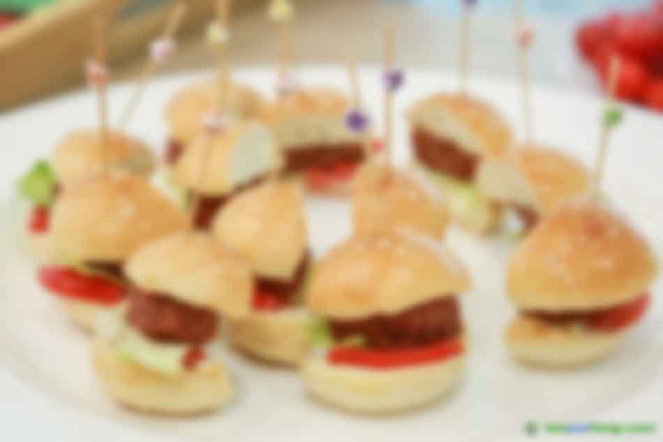 2019年10月16日，金字火腿股份有限公司在上海發(fā)布“人造肉”植物肉餅。 視覺中國 圖