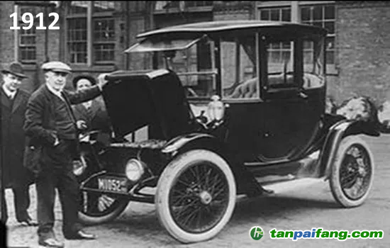 圖1 1912年，愛迪生跟他的電動(dòng)車合影。