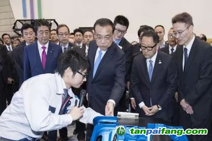 圖2 2018年5月13日，李克強(qiáng)總理參觀日本豐田氫燃料汽車。